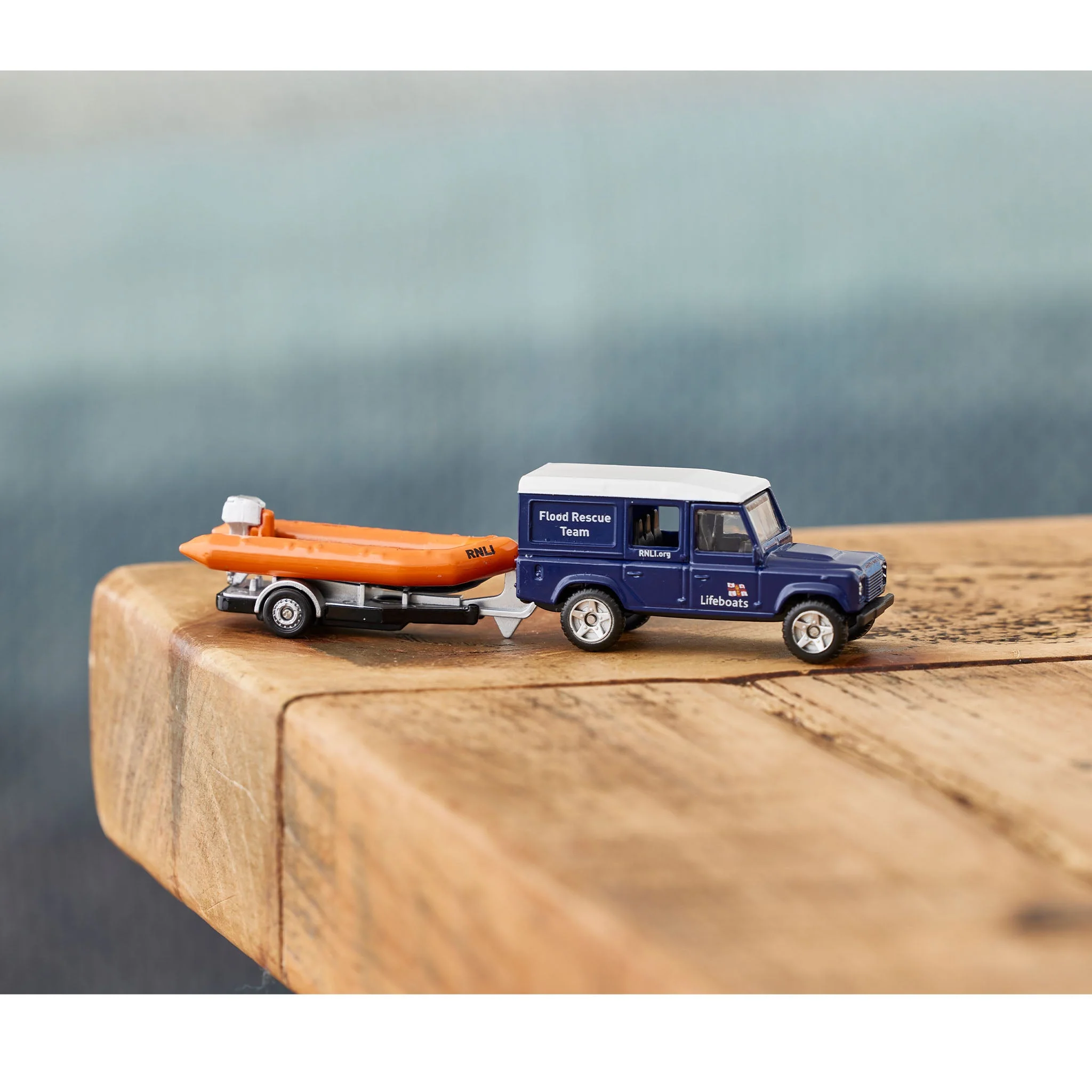 Corgi RNLI Land Rover Defender and D Class Lifeboat Model 1:90 - Image 5