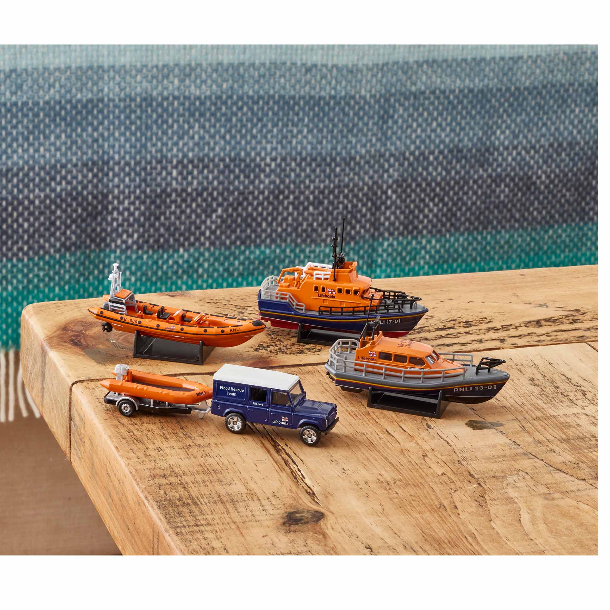 Corgi RNLI Severn Class Lifeboat Model 1:173 - Image 7