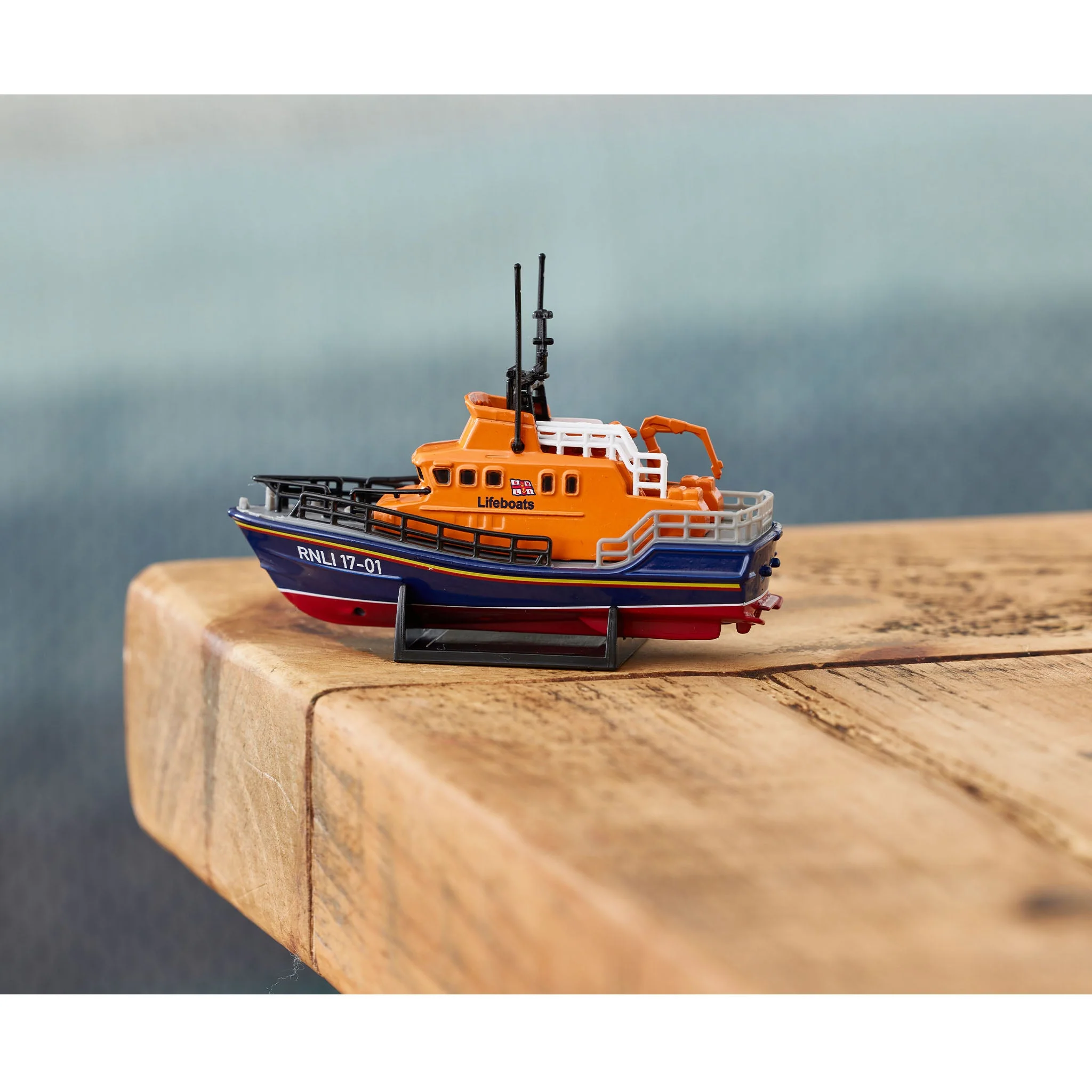 Corgi RNLI Severn Class Lifeboat Model 1:173 - Image 6